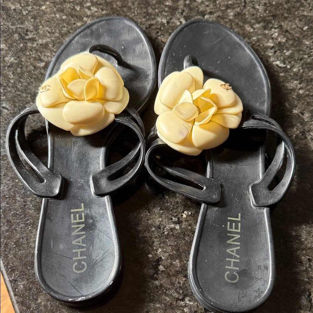 CHANEL Black Sandals with Cream Floral Detail